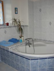 salle de bains de la chambre "Fournil" La Perrière - chambres d'hôtes du Bugey à Chanay dans l'Ain (01)