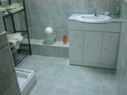 salle de bains de la chambre "passe foin" La Perrière - chambres d'hôtes du Bugey à Chanay dans l'Ain (01)