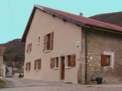 façade Est de la chambre d'hôtes La Perrière - chambres d'hôtes du Bugey à Chanay dans l'Ain (01)
