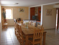 salle à manger de la chambre d'hôtes La Perrière - chambres d'hôtes du Bugey à Chanay dans l'Ain (01)