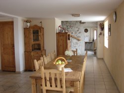 salle à manger de la chambre d'hôtes La Perrière - chambres d'hôtes du Bugey à Chanay dans l'Ain (01)